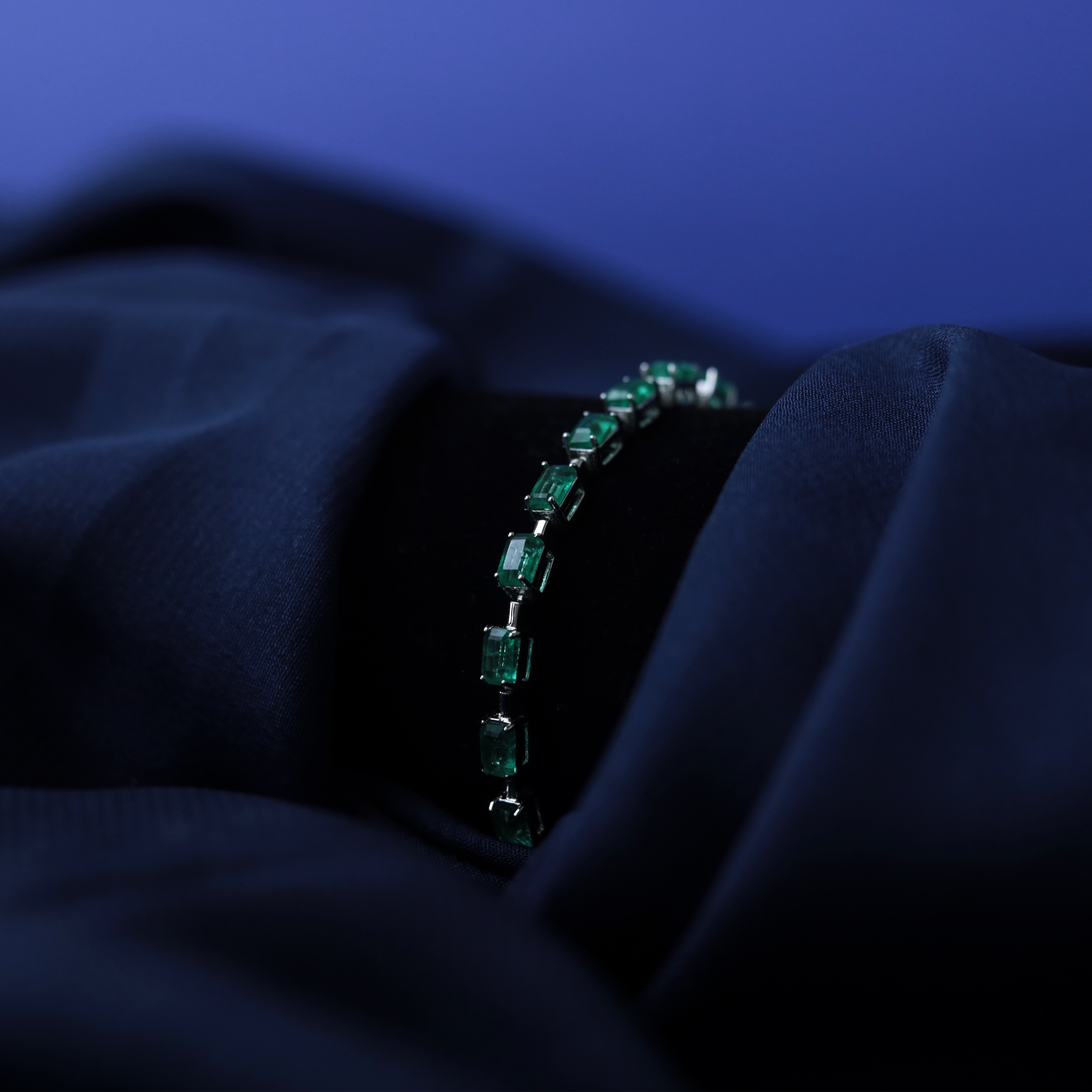 Heritage Emerald Tennis Bracelet – Side View – Silver Moissanite – Myraé