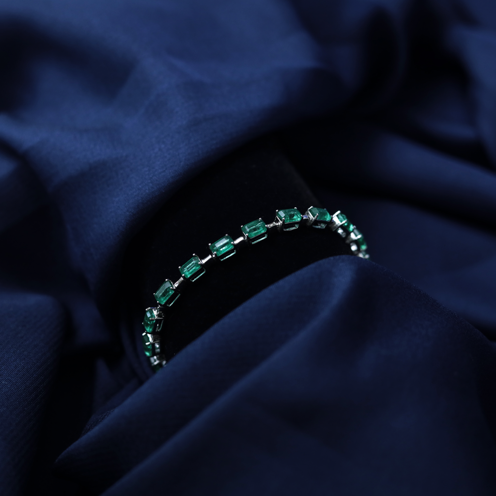 Heritage Emerald Tennis Bracelet – Detail View – Silver Moissanite – Myraé