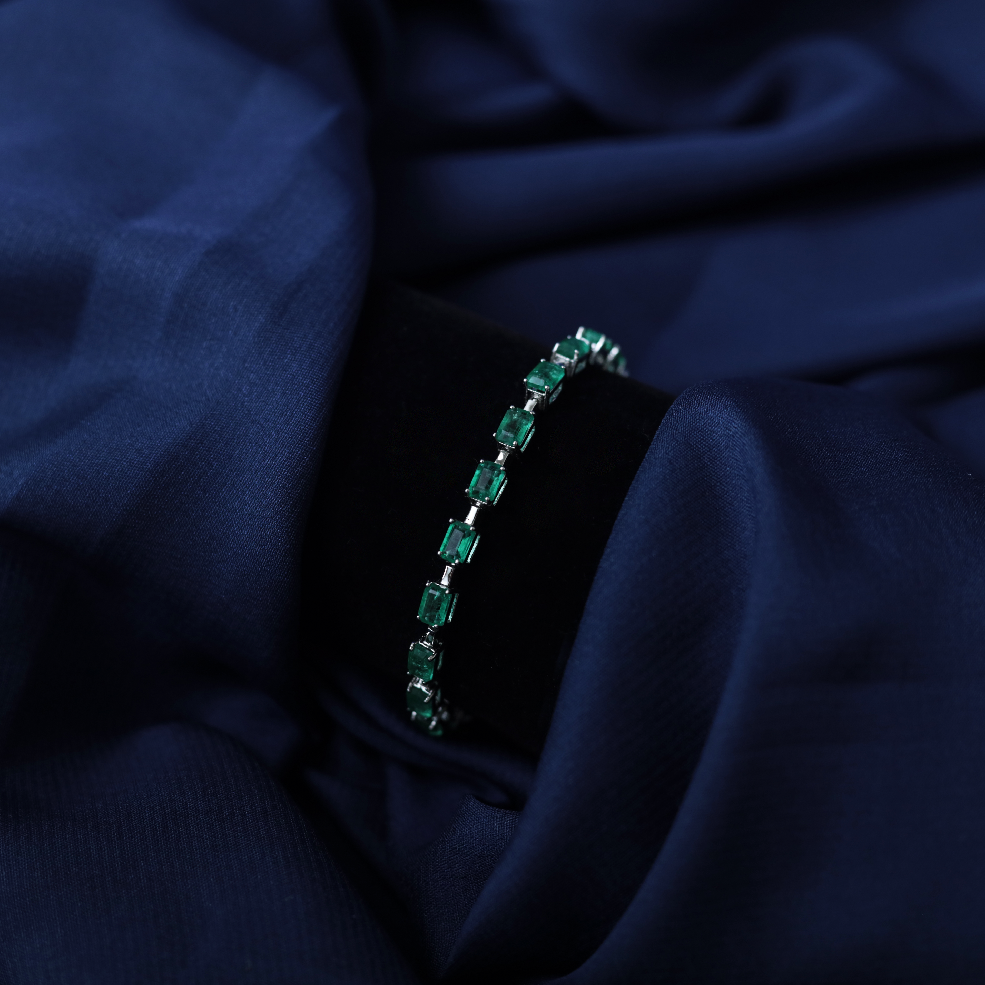 Heritage Emerald Tennis Bracelet – Front View – Silver Moissanite – Myraé