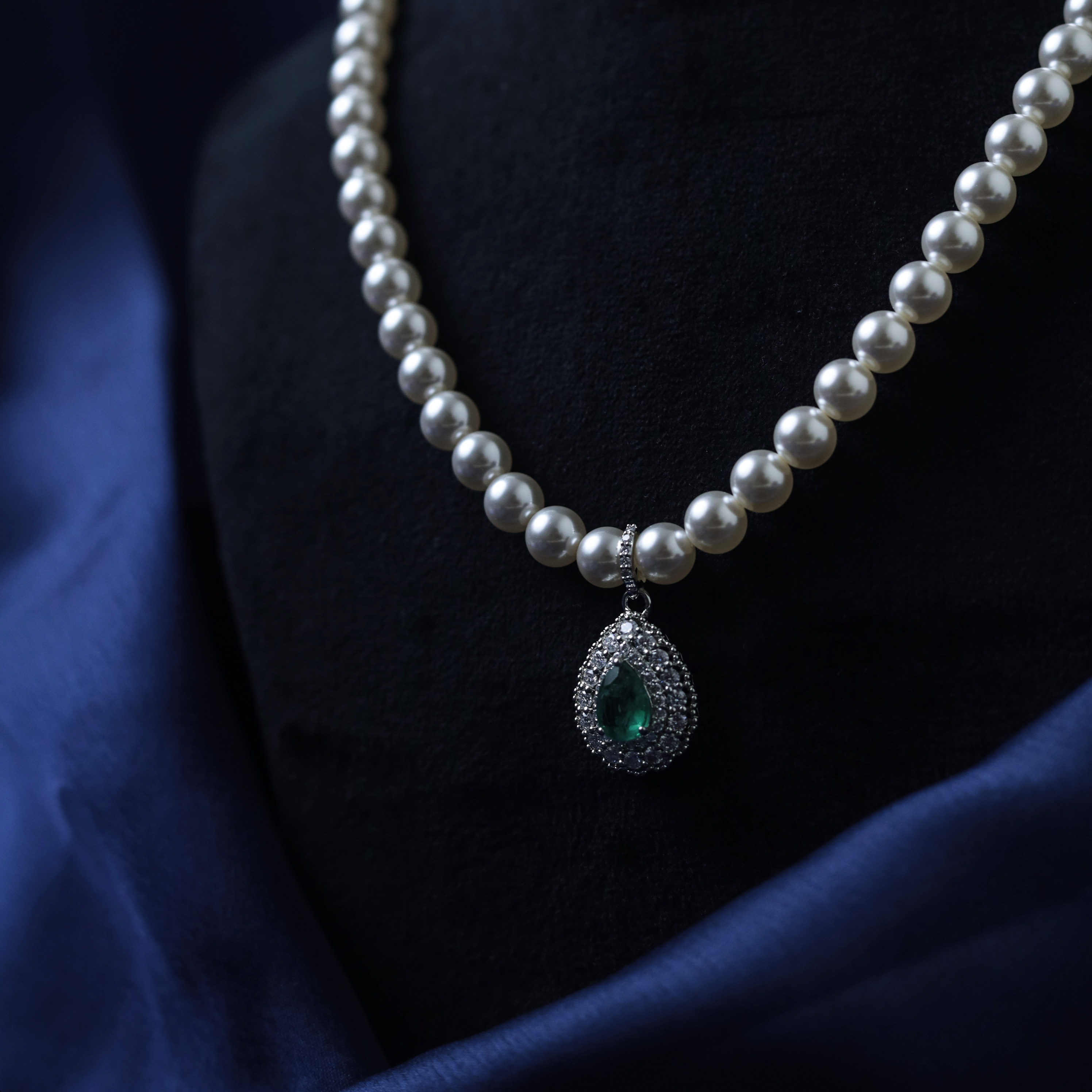 Duchess Emerald Pearl Necklace – Front View – Silver Moissanite – Myraé