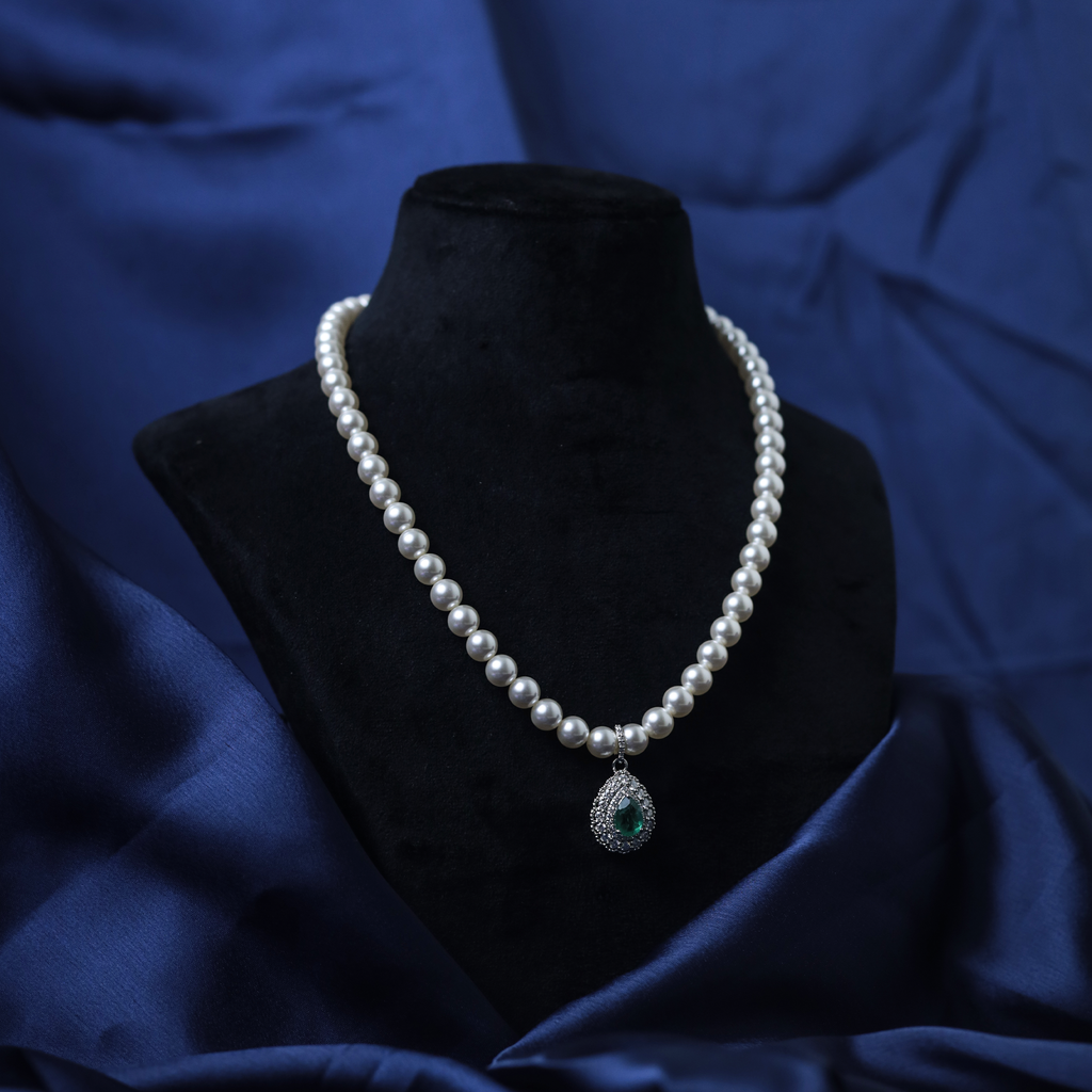 Duchess Emerald Pearl Necklace – Detail View – Silver Moissanite – Myraé