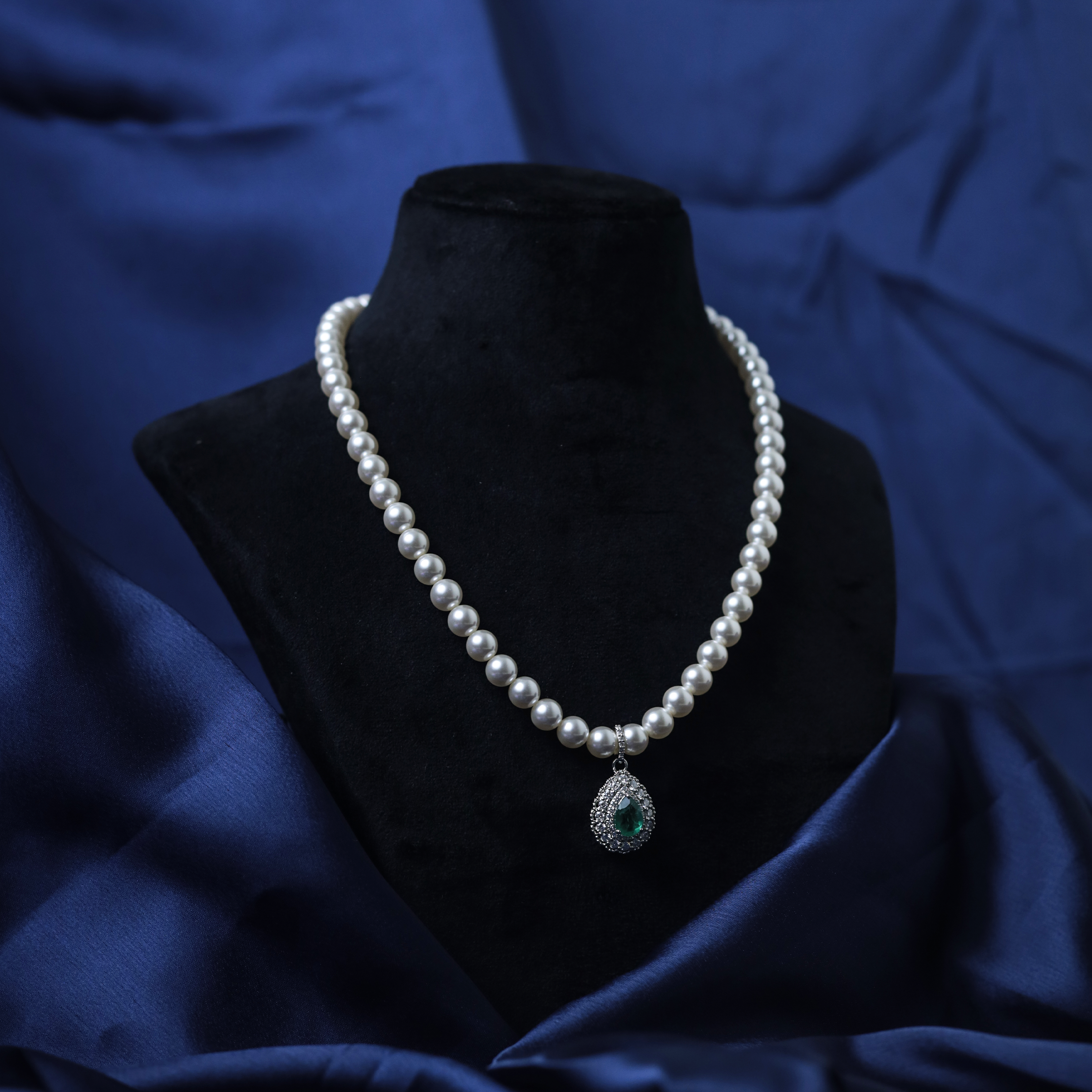 Duchess Emerald Pearl Necklace – Detail View – Silver Moissanite – Myraé