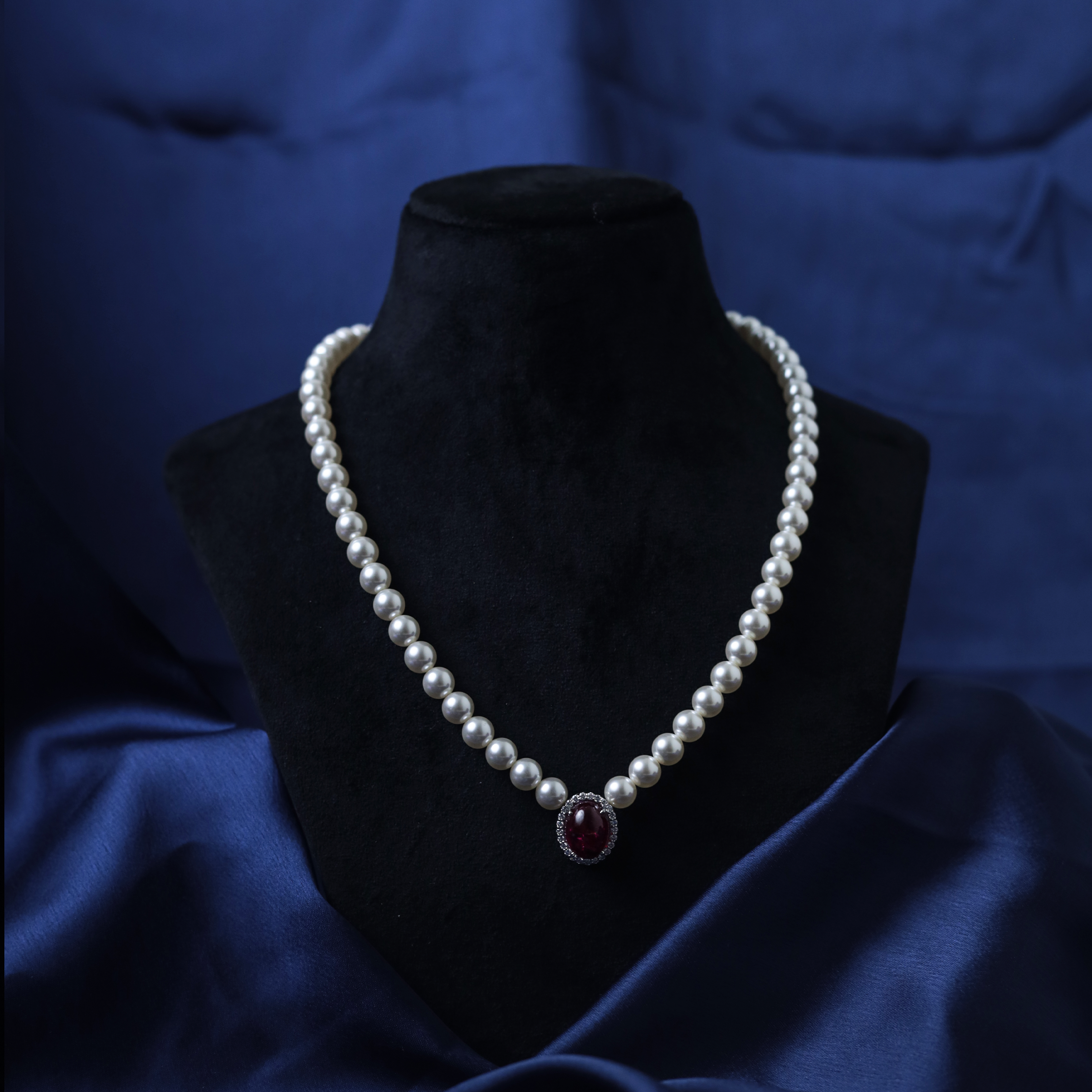 Royal Ruby Pearl Necklace – Detail View – Silver Moissanite – Myraé