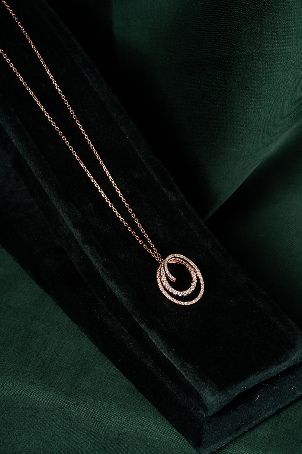 Rose Gold Revolve Pendant – Rose Gold Moissanite Pendant – Myraé
