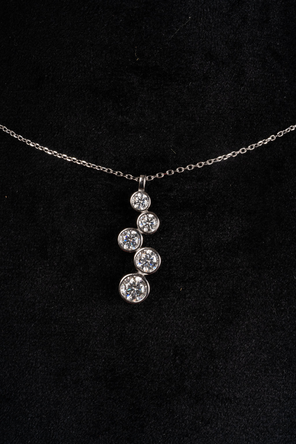 Silver Rising Line Pendant – Detail View – Sterling Silver Moissanite – Myraé