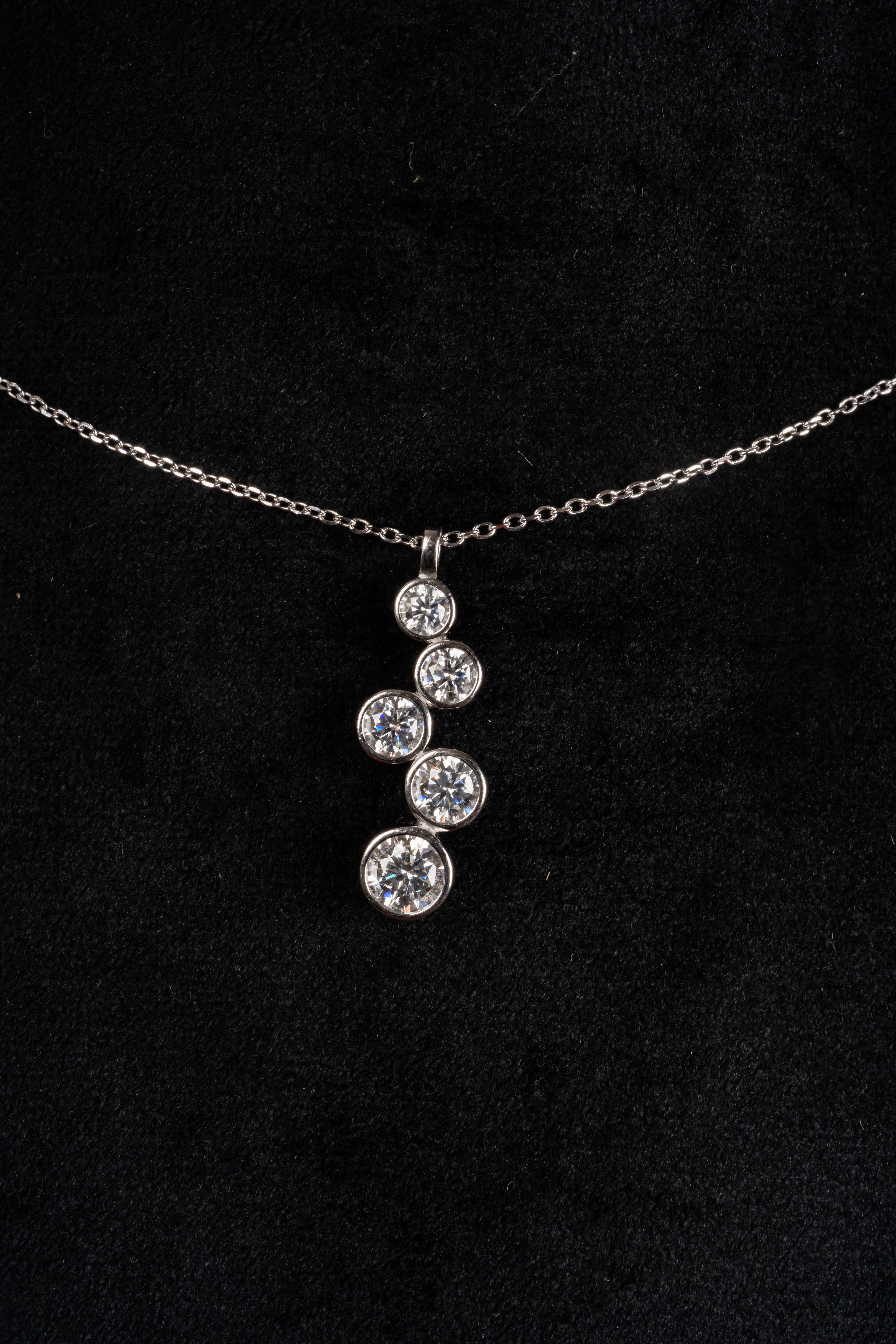 Silver Rising Line Pendant – Detail View – Sterling Silver Moissanite – Myraé