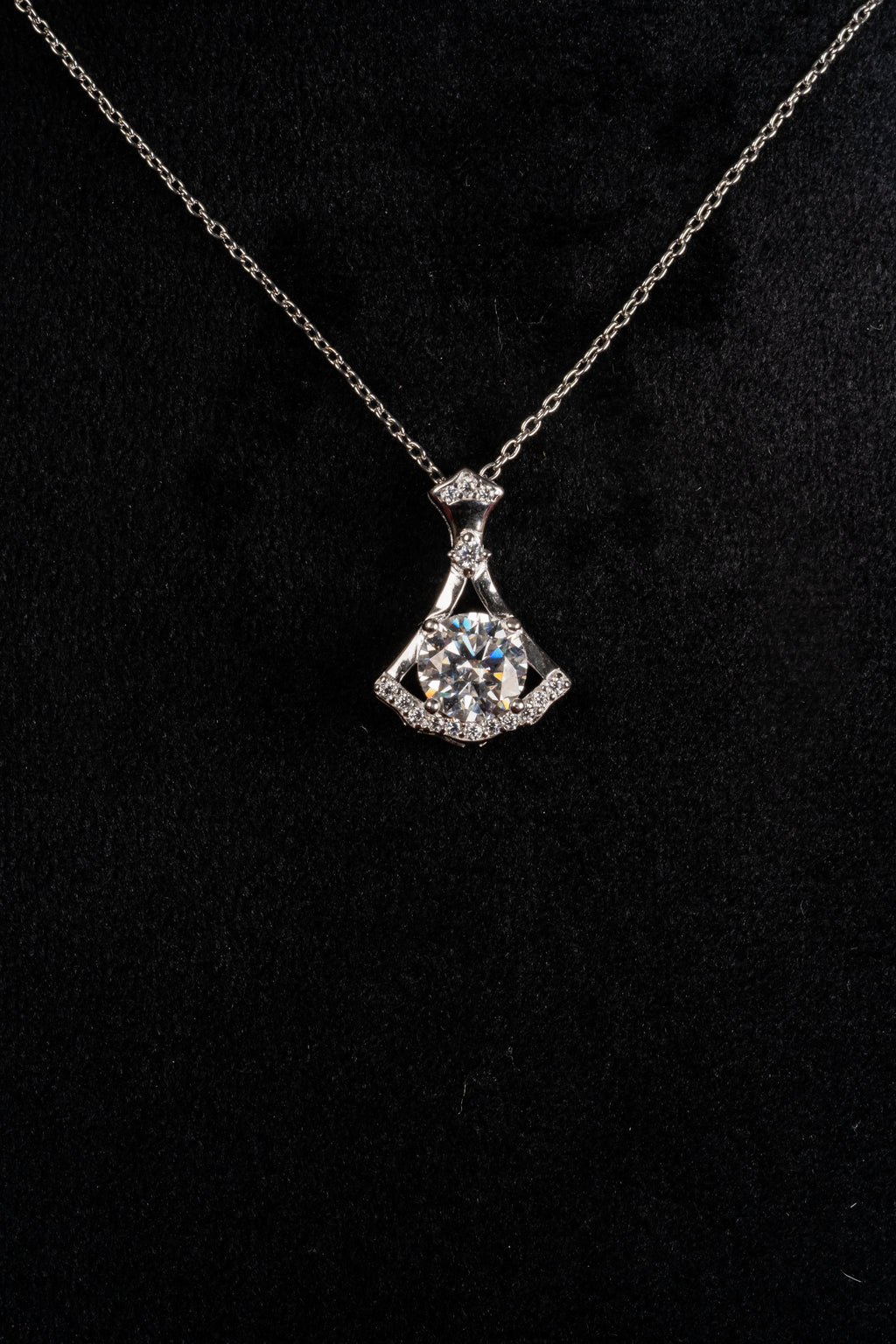 Silver Keystone Pendant – Detail View – Sterling Silver Moissanite – Myraé
