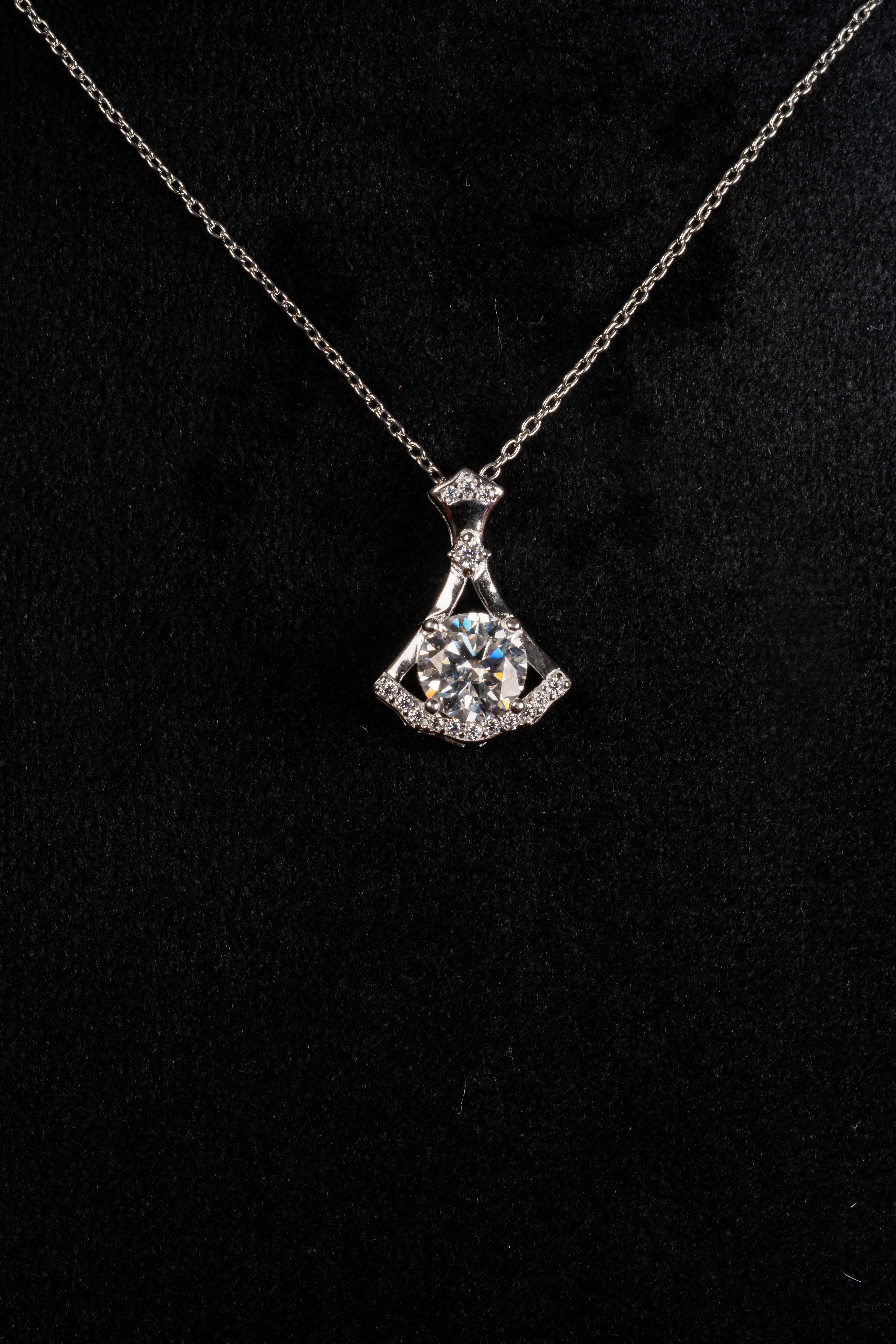 Silver Keystone Pendant – Detail View – Sterling Silver Moissanite – Myraé