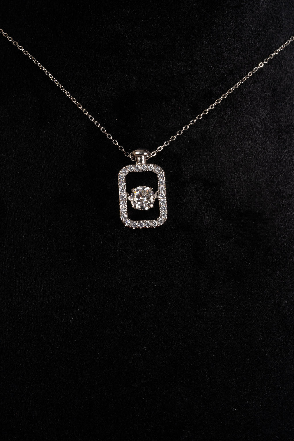 Silver Clear View Pendant – Detail View – Sterling Silver Moissanite – Myraé