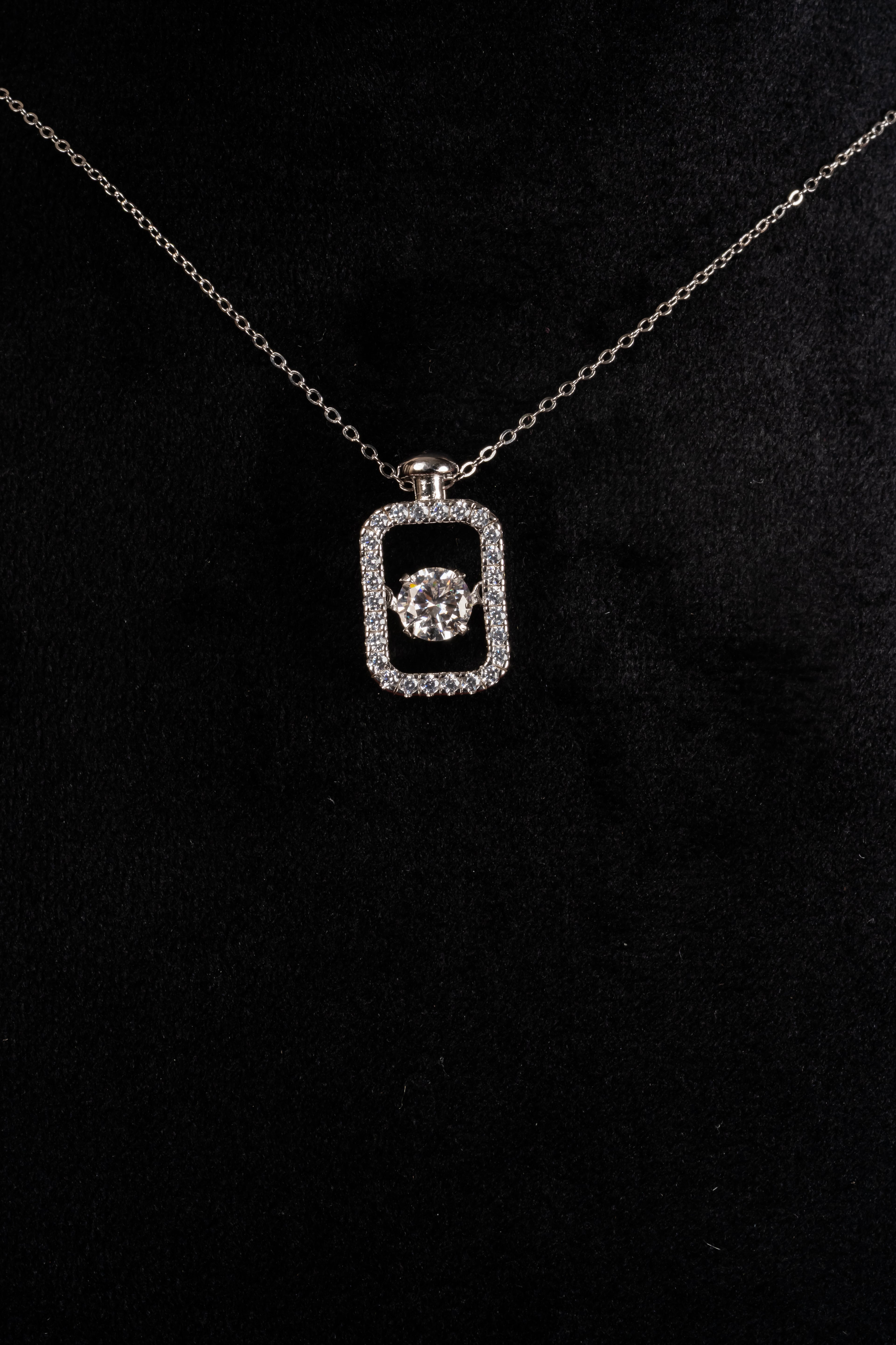 Silver Clear View Pendant – Detail View – Sterling Silver Moissanite – Myraé