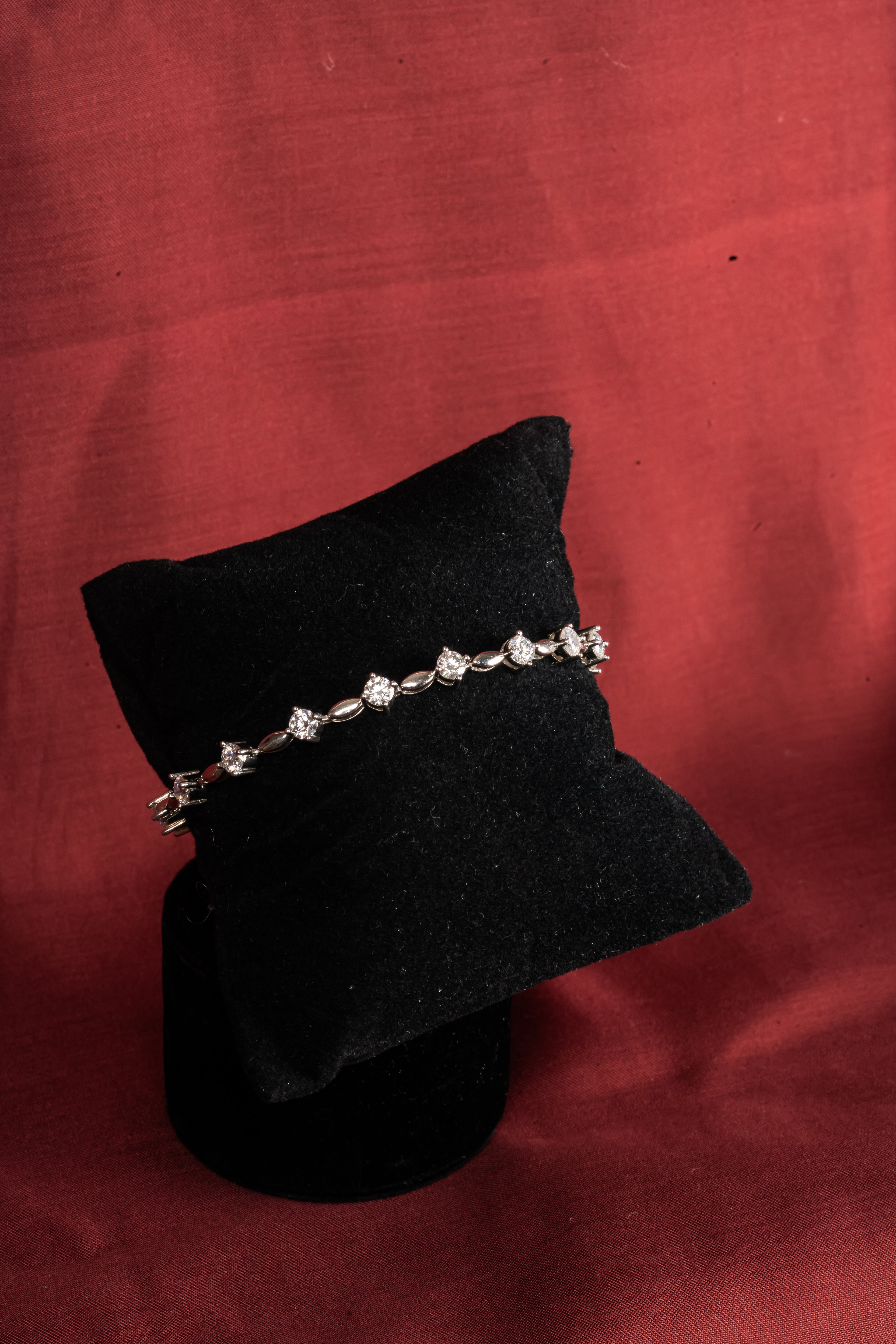 Silver City Row Bracelet – Detail View – Sterling Silver Moissanite – Myraé