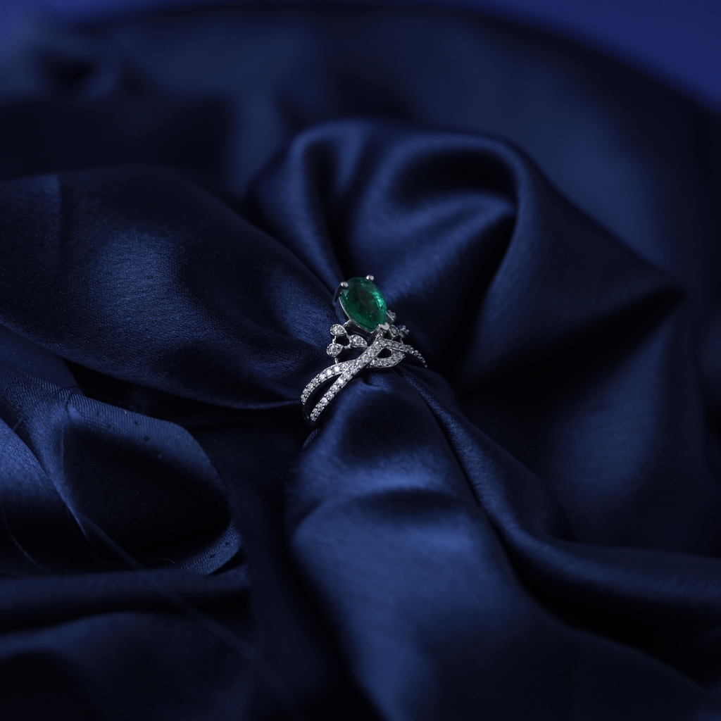 Crown Emerald Ring – Detail View – Silver Moissanite – Myraé
