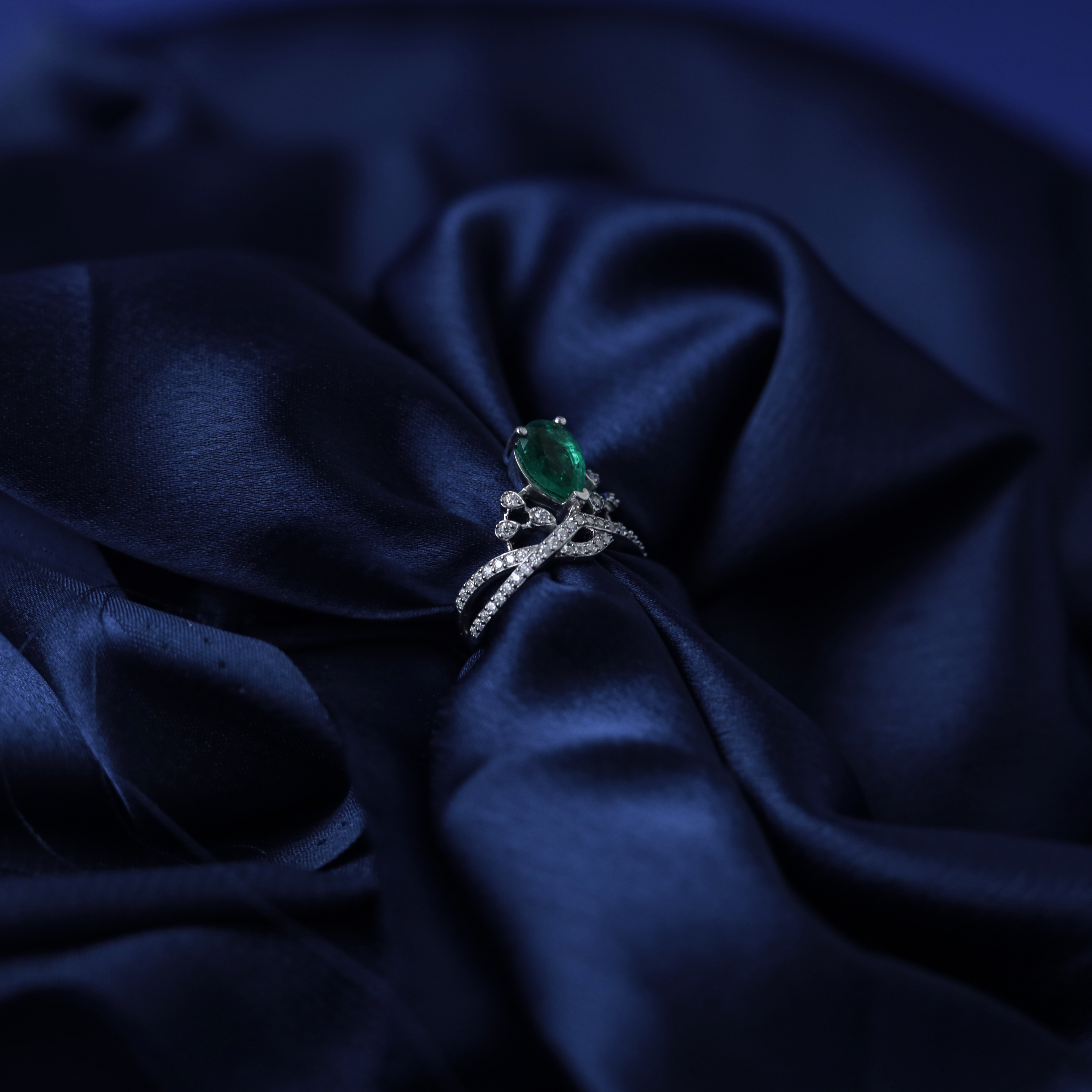 Crown Emerald Ring – Detail View – Silver Moissanite – Myraé