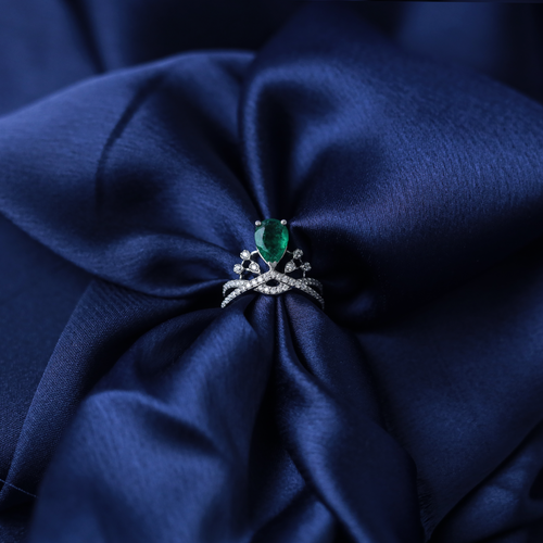 Crown Emerald Ring – Front View – Silver Moissanite – Myraé