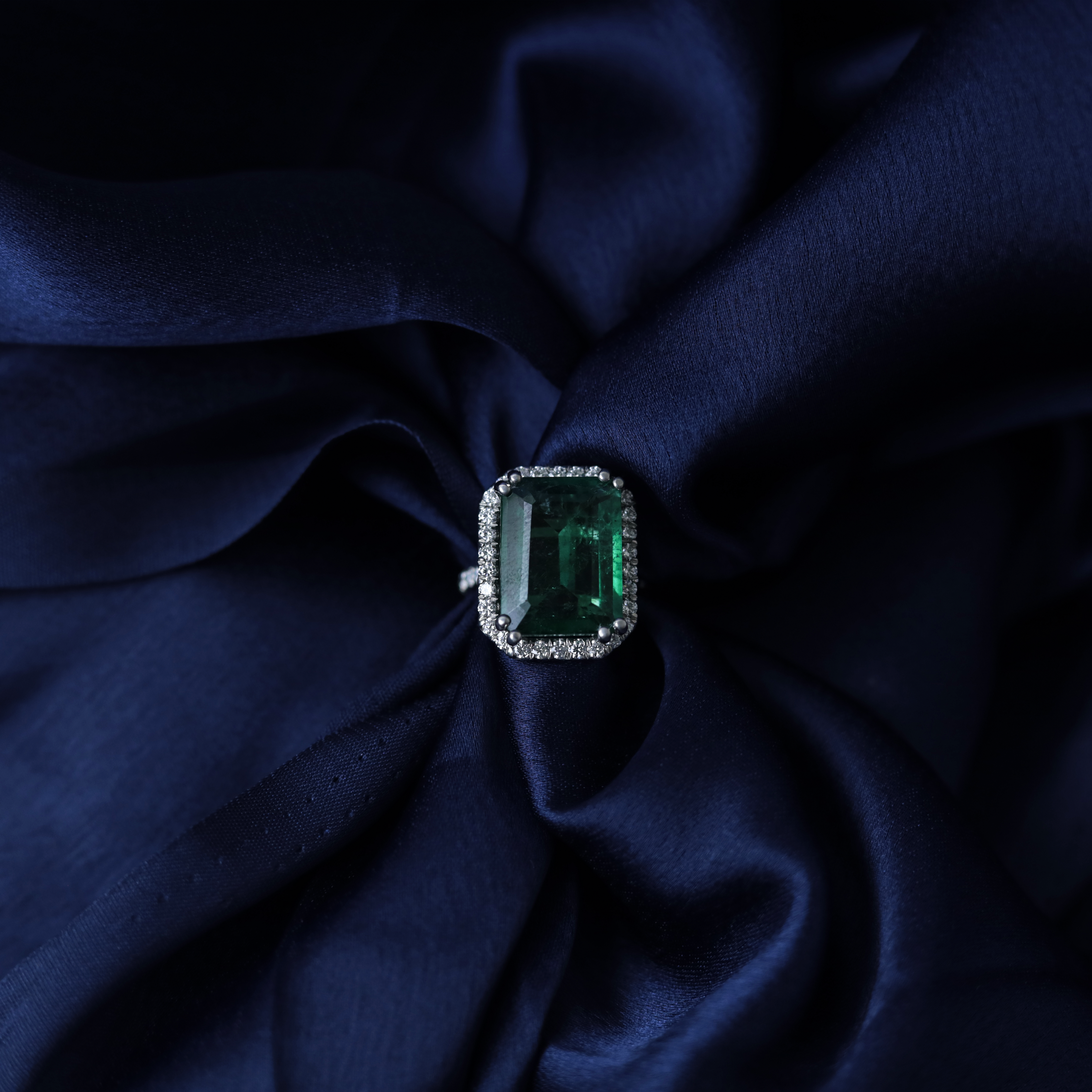 Estate Emerald Ring – Front View – Silver Moissanite – Myraé