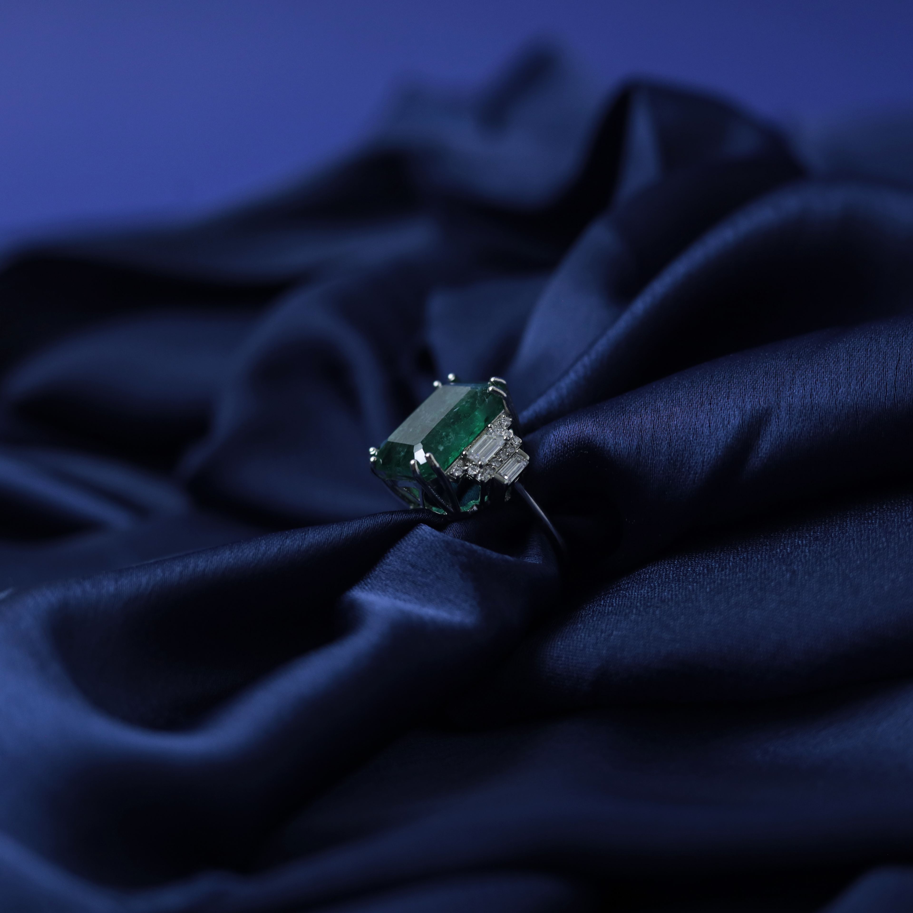 Emerald Solitaire Ring – Side View – Silver Moissanite – Myraé