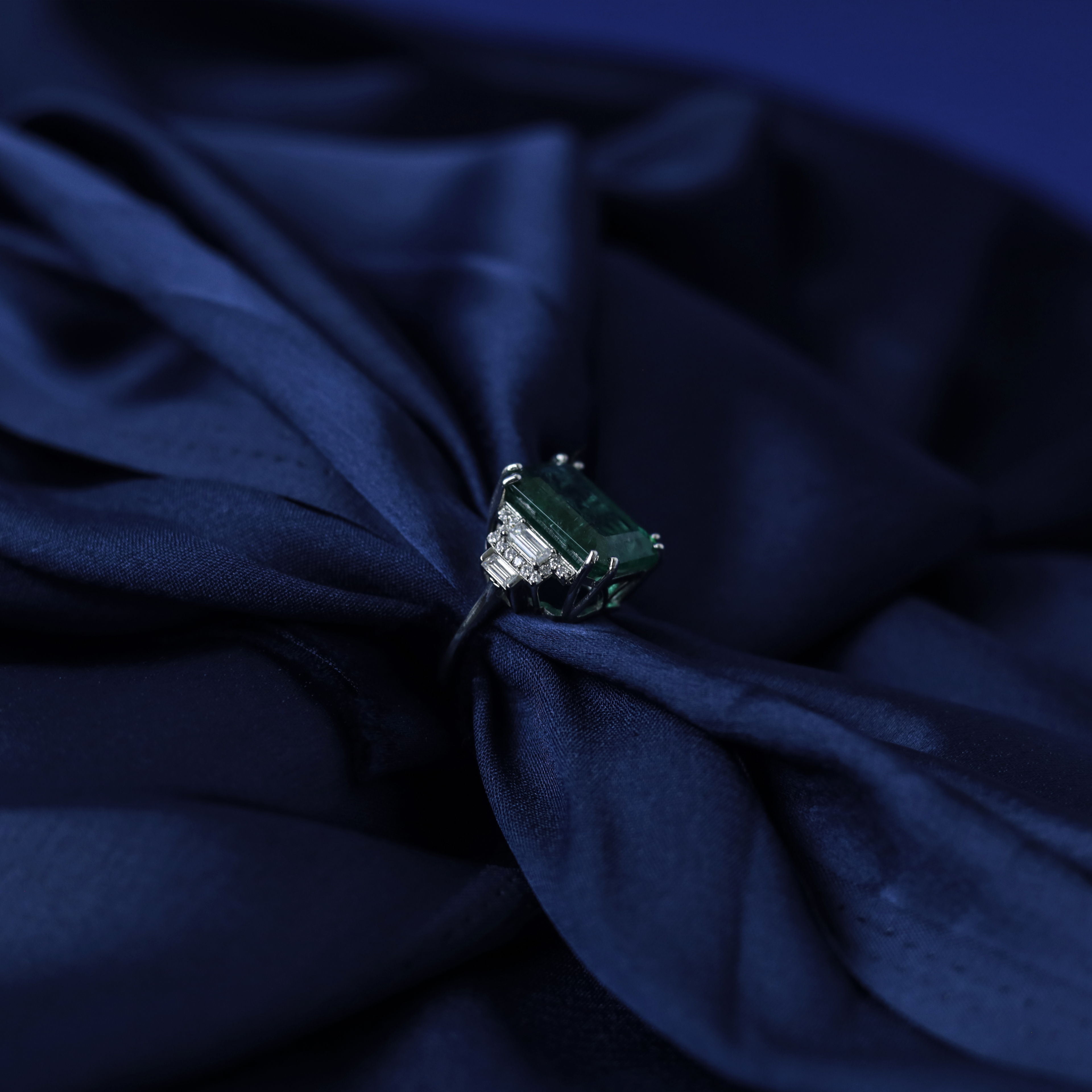 Emerald Solitaire Ring – Detail View – Silver Moissanite – Myraé