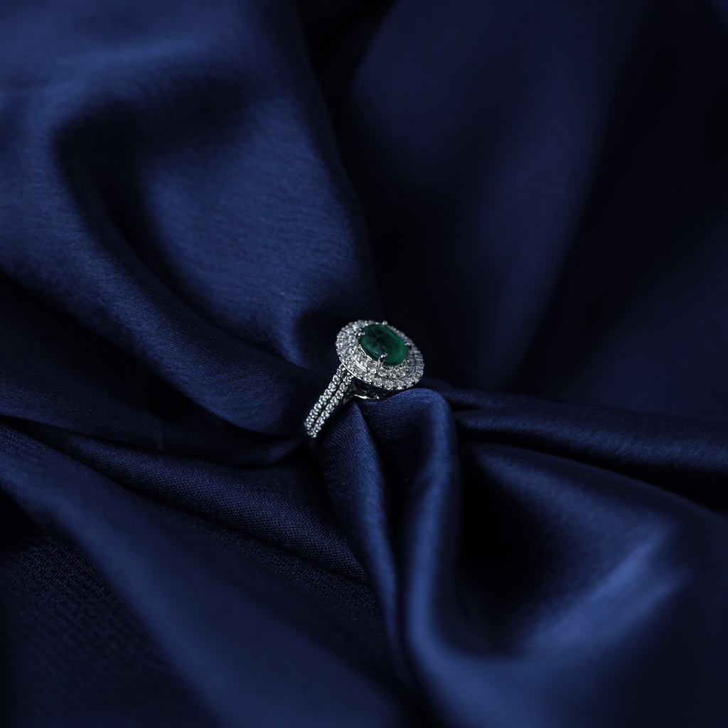 Royal Emerald Halo Ring – Detail View – Silver Moissanite – Myraé