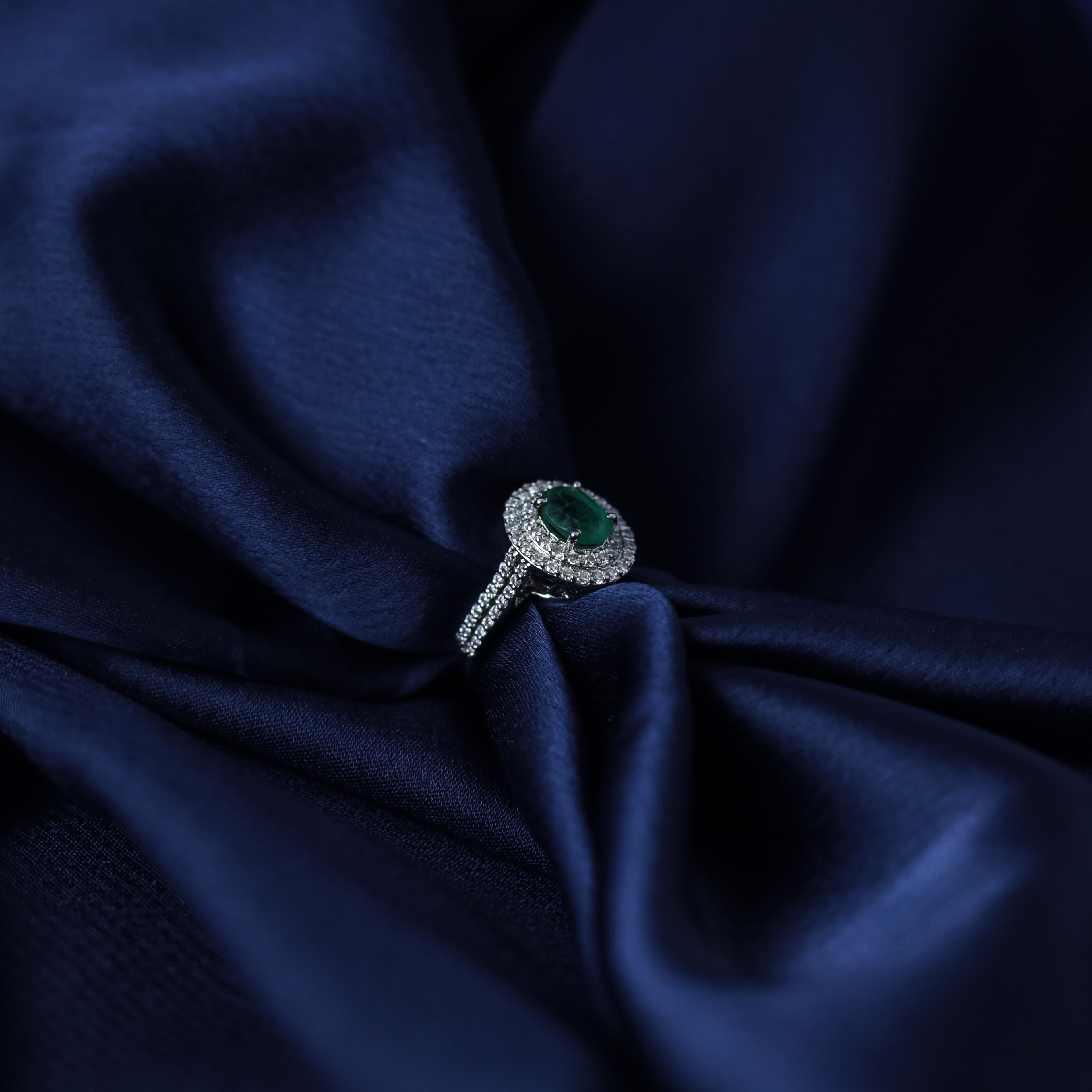 Royal Emerald Halo Ring – Detail View – Silver Moissanite – Myraé