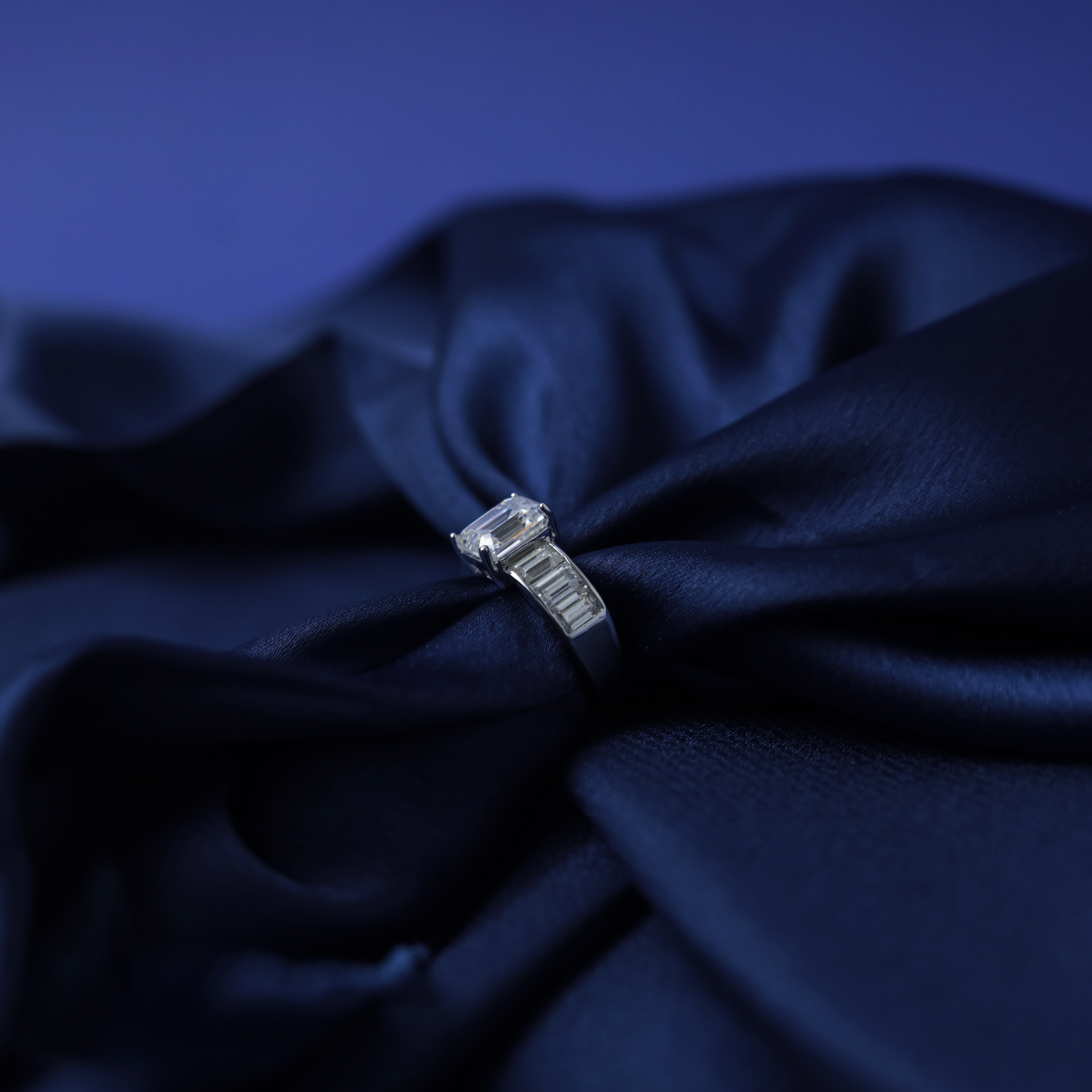 Deco Empress Emerald-Cut Ring – Silver Emerald Moissanite Ring – Myraé