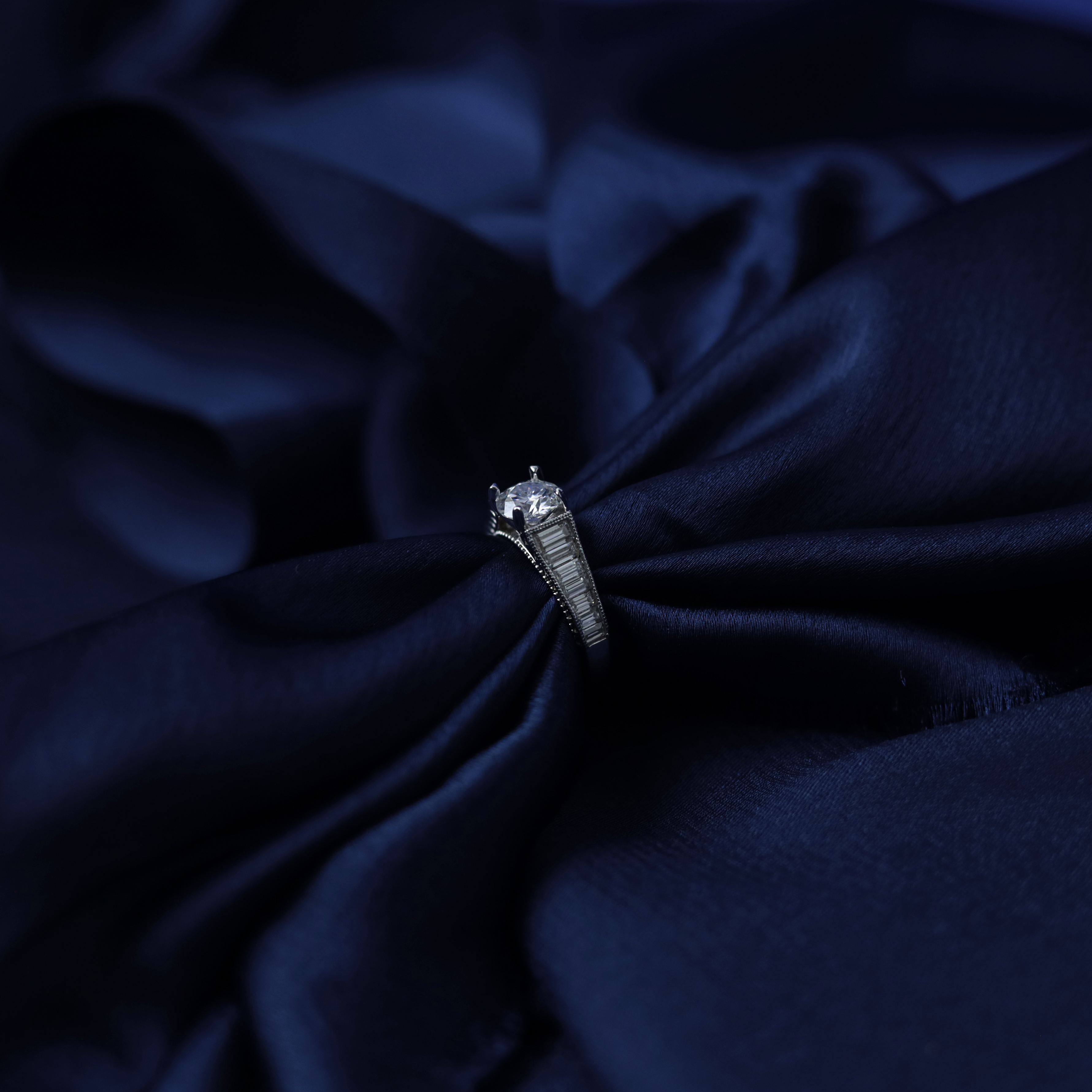 Deco Line Baguette Ring – Side View – Silver Baguette Moissanite – Myraé