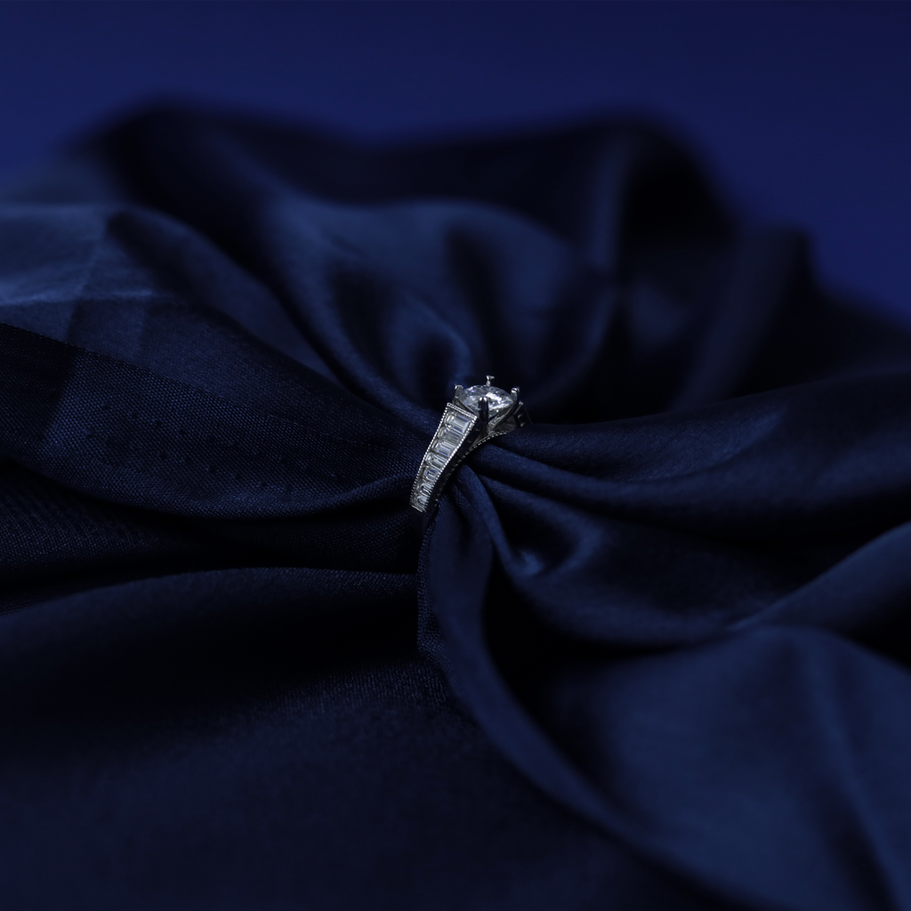 Deco Line Baguette Ring – Detail View – Silver Baguette Moissanite – Myraé