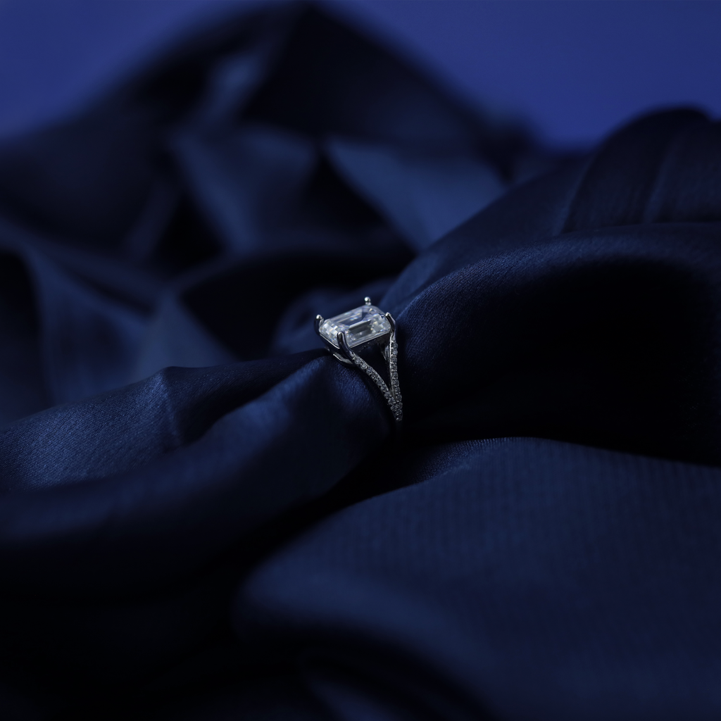Entwined Emerald Ring – Side View – Silver Moissanite – Myraé