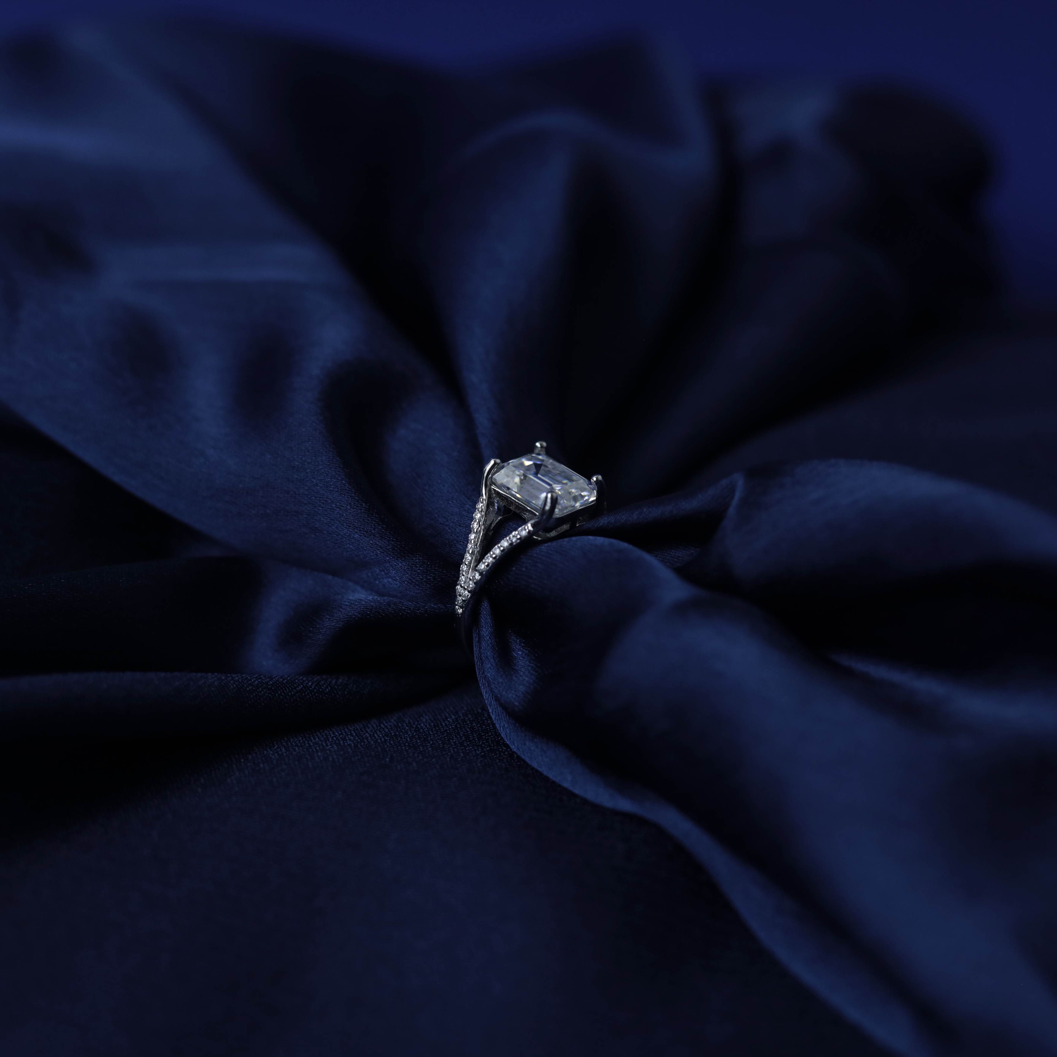 Entwined Emerald Ring – Detail View – Silver Moissanite – Myraé