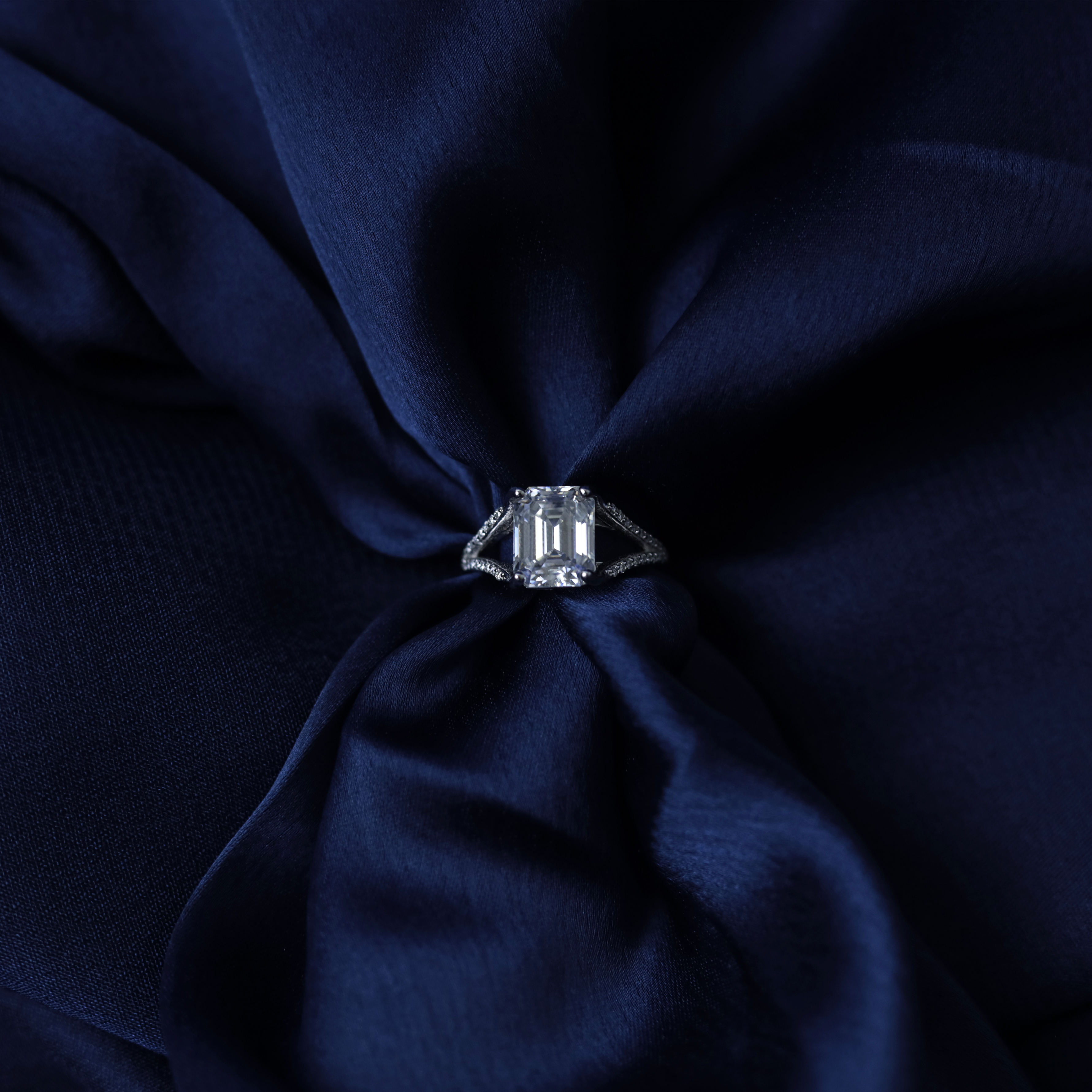 Entwined Emerald Ring – Front View – Silver Moissanite – Myraé